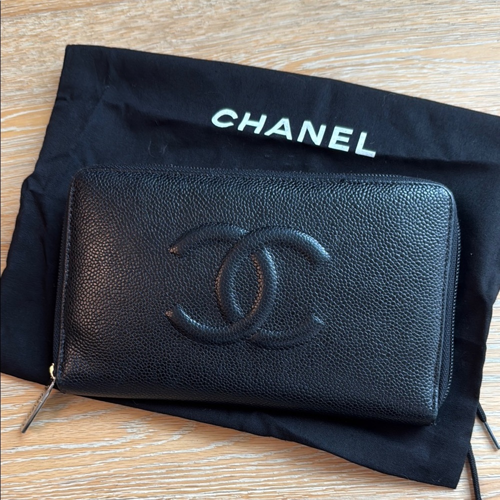 $995 CHANEL CC logo Black Caviar Leather XL  Large zip around Wallet bag clutch